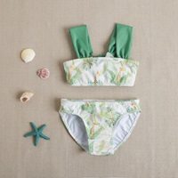 Imagen de Bikini de niña en color verde con estampado y tirantes gruesas de color verde