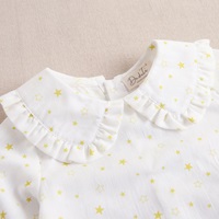 Imagen de Blusa de bebé niña blanca con estampado de estrellas amarillas