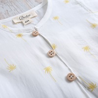 Imagen de Camisa bebé niño con estampado de palmeras y botones de madera