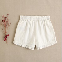 Imagen de Short de niña blanco con cintura elástica, cordón, volantes y bolsillos invisibles