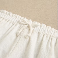 Imagen de Short de niña blanco con cintura elástica, cordón, volantes y bolsillos invisibles