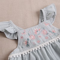 Imagen de Vestido de bebé niña con cubrepañal verde salvia con detalles bordados