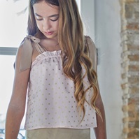 Imagen de Blusa top de niña en color rosa con lunares dorados