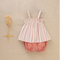 Imagen de Conjunto de bebé niña estilo jesusito de lino en rayas blancas, salmón y coral