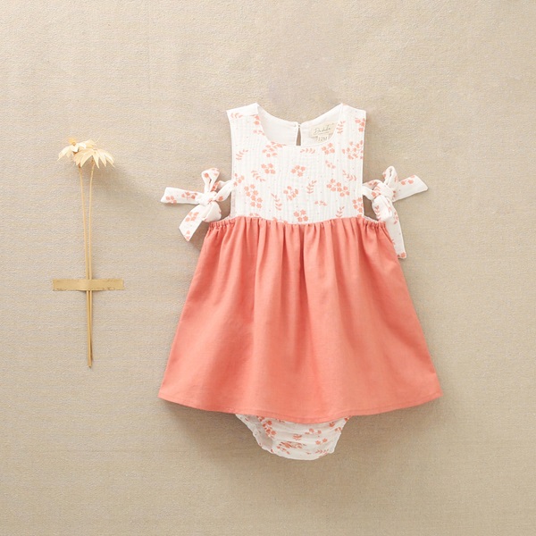 Imagen de Vestido de bebé niña en color coral combinado con bambula blanca con detalle de flores