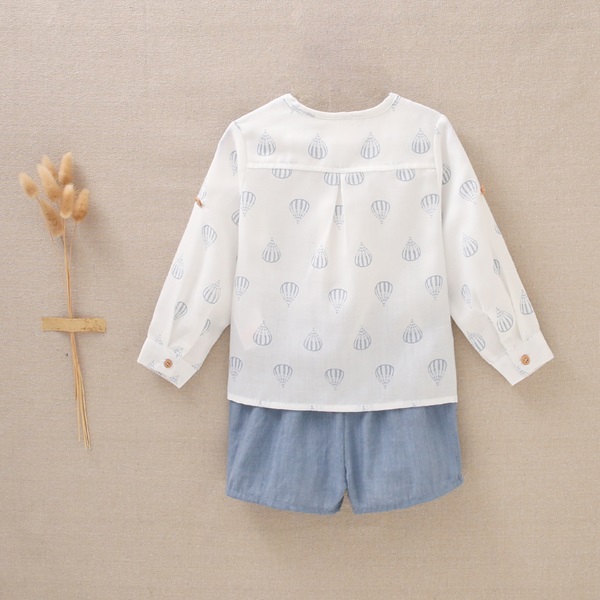 Imagen de Conjunto para bebé niño, camisa estampada blanca con globos azules y pantalón corto azul