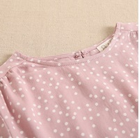 Imagen de Blusa de niña rosa con lunares blancos y de manga larga