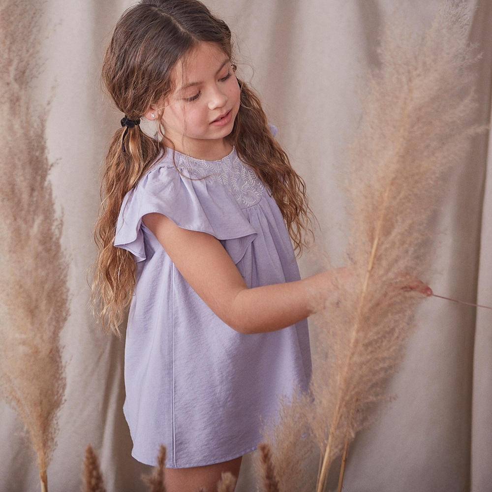 Imagen de Vestido de niña en lila con bordados blancos