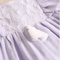 Imagen de Vestido de bebé niña en lila con bordados blancos