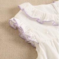 Imagen de Vestido de bebé niña blanco plumeti con ribetes lilas