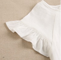 Imagen de Blusa de niña en blanco con mangas cortas y volantes
