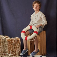 Imagen de Camisa de niño blanca con rayas azules y rojas