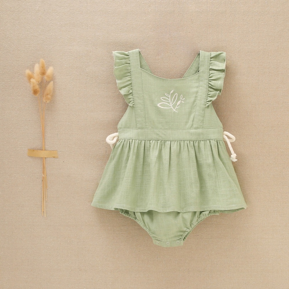 Imagen de Vestido de bebé niña estilo jesusito en lino verde manzana