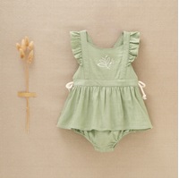 Imagen de Vestido de bebé niña estilo jesusito en lino verde manzana