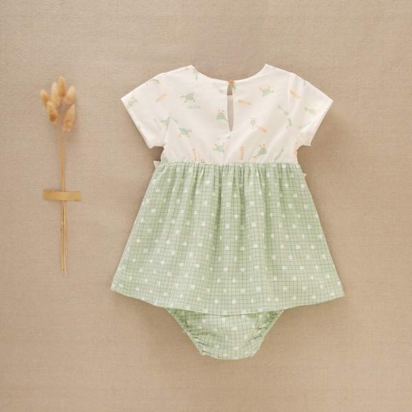 Imagen de Vestido de bebé niña combinado con estampado de cuadros verdes y estampado de patitos