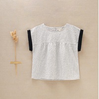 Imagen de Blusa de niña en cuadros blancos y negros