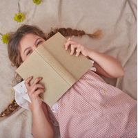 Imagen de Vestido de niña en cuadros vichy rosas y blancos