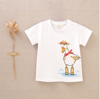 Imagen de Camiseta bebé unisex blanca con dibujo de pato con sombrero y botas.