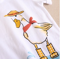 Imagen de Camiseta bebé unisex blanca con dibujo de pato con sombrero y botas.