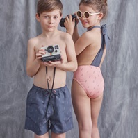 Imagen de Bañador bermuda de niño en gris oscuro con estampado de rayos en color coral