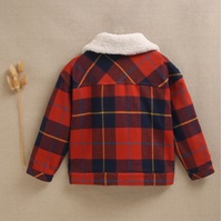 Imagen de Chaqueta de niño de cuadros tartán rojos y azules, con cuello blanco de borreguillo  y botones de madera