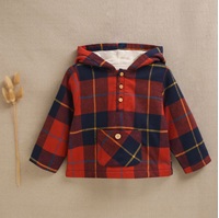 Imagen de Chaqueta de bebé niño tipo canguro con capucha blanca de borrreguillo de cuadros tartán rojos y azules botones de madera