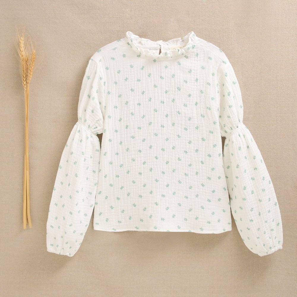 Imagen de Blusa teen blanca con estampado  de flores verdes