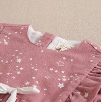 Imagen de Vestido de bebé niña rosa de franela con estampado de estrellas blancas