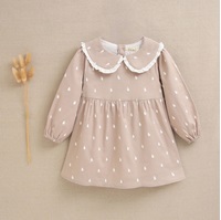 Imagen de Vestido de bebé niña beige con gotas de agua blancas y cuello bebé