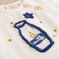 Imagen de Camiseta de bebé niño en color crudo con dibujo en azul y estrellas mostaza