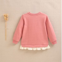 Imagen de Sudadera de niña en color rosa y parche bordado de estrella en blanco