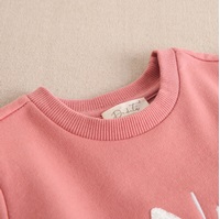 Imagen de Sudadera de niña en color rosa y parche bordado de estrella en blanco