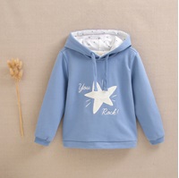 Imagen de Sudadera de junior con capucha en color azul claro con parche bordado de estrella blanco