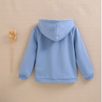 Imagen de Sudadera de junior con capucha en color azul claro con parche bordado de estrella blanco