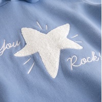 Imagen de Sudadera de junior con capucha en color azul claro con parche bordado de estrella blanco