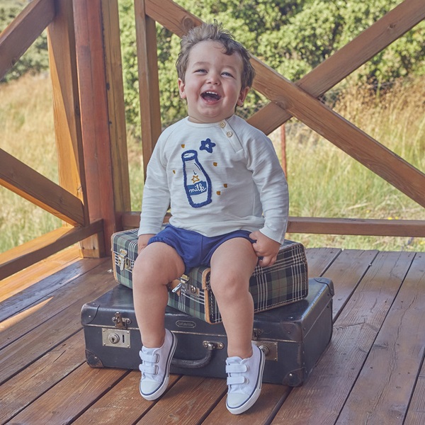 Imagen de Camiseta de bebé niño en color crudo con dibujo en azul y estrellas mostaza