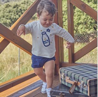 Imagen de Camiseta de bebé niño en color crudo con dibujo en azul y estrellas mostaza