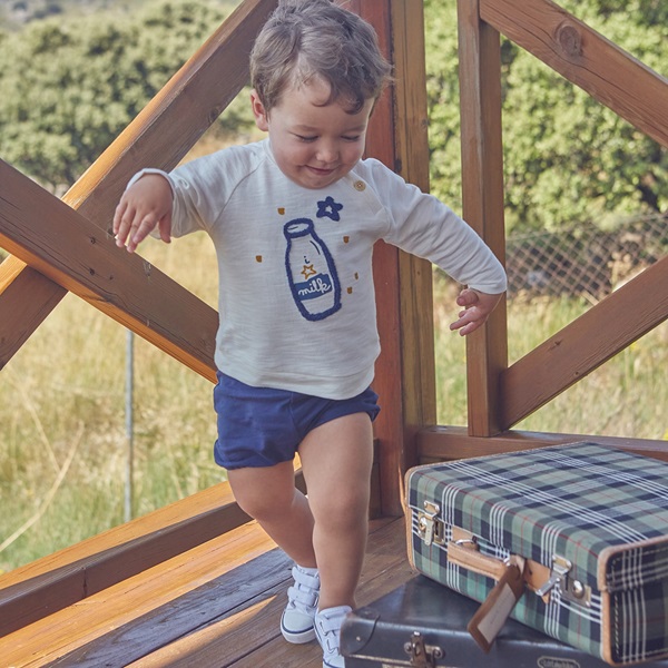 Imagen de Camiseta de bebé niño en color crudo con dibujo en azul y estrellas mostaza