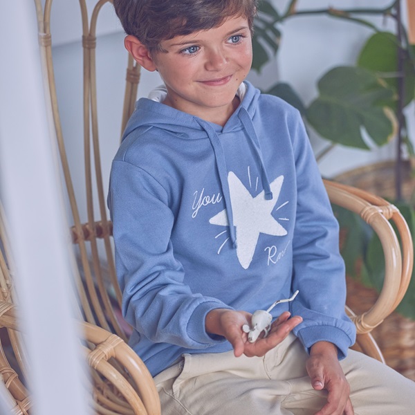 Imagen de Sudadera de junior con capucha en color azul claro con parche bordado de estrella blanco