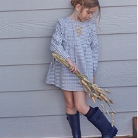 Imagen de Vestido niña cuadros vichy azul y blanco con bordado mostaza