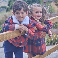 Imagen de Vestido de niña de cuadros tartán rojos y azules con pompón