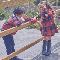 Imagen de Vestido de niña de cuadros tartán rojos y azules con pompón