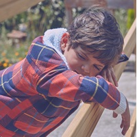 Imagen de Chaqueta de niño de cuadros tartán rojos y azules, con cuello blanco de borreguillo  y botones de madera