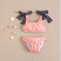 Imagen de Bikini de niña en color coral con estampado de rayos grises