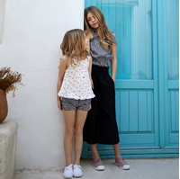 Imagen de Conjunto de bebé niña con pololo de cuadros vichy negros y blanco y blusa blanca estampada con gatitos rosas.