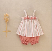 Imagen de Conjunto de bebé niña estilo jesusito de lino en rayas blancas, salmón y coral