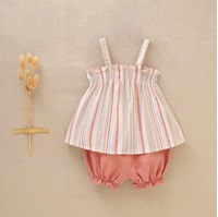 Imagen de Conjunto de bebé niña estilo jesusito de lino en rayas blancas, salmón y coral