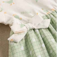 Imagen de Vestido de bebé niña combinado con estampado de cuadros verdes y estampado de patitos