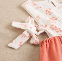 Imagen de Vestido de bebé niña en color coral combinado con bambula blanca con detalle de flores