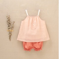 Imagen de Vestido de bebé niña estilo jesusito en color salmón claro y pololo color coral en contraste